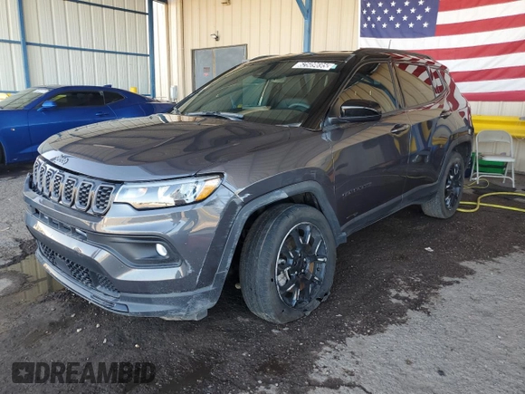 2024 Jeep Compass Latitude z VIN 3C4NJDBN2RT123706, wystawiony jako Copart lot #62509695 z przebiegiem 11 534 mil mil oraz Czysty tytuł • Clean title. Historia ofert i sprzedaży dostępna na DreamBid. Obrazek 1.