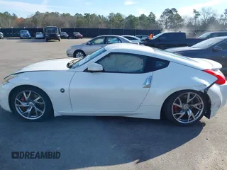 2013 Nissan 370Z z VIN JN1AZ4EH4DM380820, wystawiony jako IAAI lot #41547638 z przebiegiem 118 222 mil mil oraz . Historia ofert i sprzedaży dostępna na DreamBid. Obrazek 14.