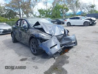 2025 Tesla Model Y Long Range z VIN 7SAYGDEEXSA362089, wystawiony jako IAAI lot #41469596 z przebiegiem 116 mil mil oraz . Historia ofert i sprzedaży dostępna na DreamBid. Obrazek 6.