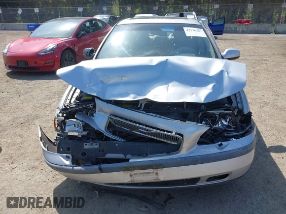 2002 Volvo S60 with VIN YV1RS61R322145262, listed as a IAAI auction lot 42126287 with 154,328 mi miles. Bid and sale history available at carsss.com. Image 6.