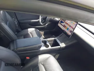 2021 Tesla Model 3 Standard Range Plus z VIN 5YJ3E1EAXMF098855, wystawiony jako IAAI lot #42226127 z przebiegiem 34 351 mil mil oraz . Historia ofert i sprzedaży dostępna na DreamBid. Obrazek 5.