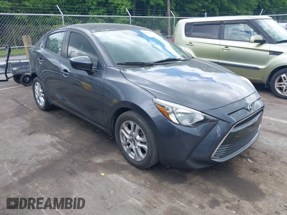 2016 Scion iA z VIN 3MYDLBZV5GY133972, wystawiony jako IAAI lot #42260164 z przebiegiem 156 981 mil mil oraz . Historia ofert i sprzedaży dostępna na DreamBid. Obrazek 1.