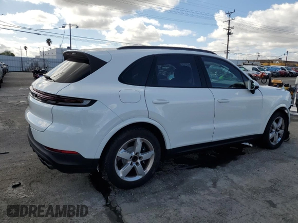 2024 Porsche Cayenne z VIN WP1AA2AY5RDA12912, wystawiony jako Copart lot #44555195 z przebiegiem 7 587 mil mil oraz Szkoda całkowita • Salvage title. Historia ofert i sprzedaży dostępna na DreamBid. Obrazek 3.