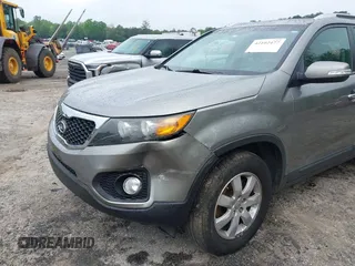 2013 Kia Sorento LX z VIN 5XYKT3A68DG386493, wystawiony jako IAAI lot #42102477 z przebiegiem 196 351 mil mil oraz . Historia ofert i sprzedaży dostępna na DreamBid. Obrazek 12.