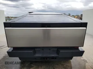 2024 Tesla Cybertruck z VIN 7G2CEHED4RA013156, wystawiony jako Copart lot #77332004 z przebiegiem 1 808 mil mil oraz Nie do naprawy • Non repairable. Historia ofert i sprzedaży dostępna na DreamBid. Obrazek 6.