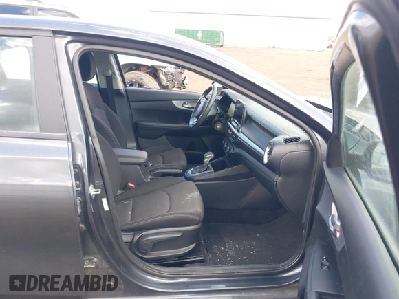 2022 Kia Forte LXS z VIN 3KPF24AD2NE455301, wystawiony jako IAAI lot #42324239 z przebiegiem 56 078 mil mil oraz . Historia ofert i sprzedaży dostępna na DreamBid. Obrazek 5.