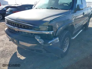 2000 Chevrolet Silverado 2500 LT with VIN 1GCGK29U0YE331086, listed as a IAAI auction lot 41973282 with 137,448 mi miles. Bid and sale history available at carsss.com. Image 6.