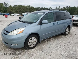 2010 Toyota Sienna XLE z VIN 5TDYK4CC8AS334737, wystawiony jako Copart lot #53118485 z przebiegiem 197 296 mil mil oraz Czysty tytuł • Clean title. Historia ofert i sprzedaży dostępna na DreamBid. Obrazek 1.