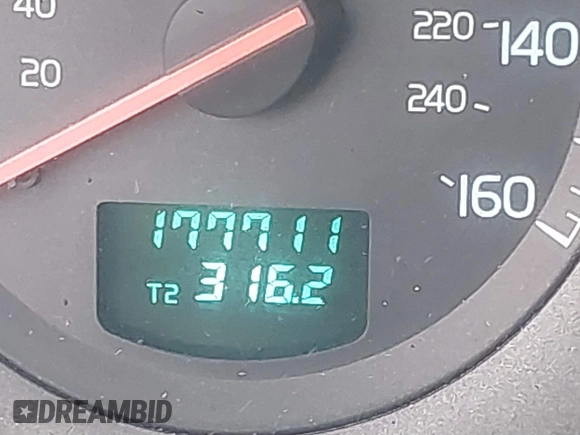 2001 Volvo V70 with VIN YV1SW58D211021451, listed as a IAAI auction lot 41705840 with 177,711 mi miles. Bid and sale history available at carsss.com. Image 15.