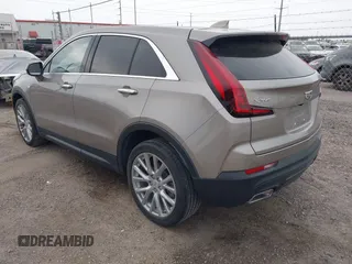 2023 Cadillac XT4 FWD Luxury z VIN 1GYAZAR43PF152992, wystawiony jako IAAI lot #42160015 z przebiegiem 29 466 mil mil oraz . Historia ofert i sprzedaży dostępna na DreamBid. Obrazek 3.