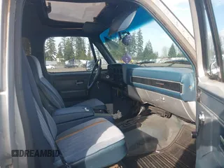 1991 GMC Suburban z VIN 1GKEV16K7MF512125, wystawiony jako IAAI lot #41634112 z przebiegiem 256 640 mil mil oraz . Historia ofert i sprzedaży dostępna na DreamBid. Obrazek 5.