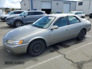 1998 Toyota Camry LE z VIN JT2BF22K6W0145269, wystawiony jako Copart lot #49345535 z przebiegiem 178 989 mil mil oraz Szkoda całkowita • Salvage title. Historia ofert i sprzedaży dostępna na DreamBid. Obrazek 1.