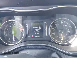 2020 Jeep Cherokee Latitude Plus z VIN 1C4PJLLB8LD648936, wystawiony jako IAAI lot #42026366 z przebiegiem 82 387 mil mil oraz . Historia ofert i sprzedaży dostępna na DreamBid. Obrazek 7.
