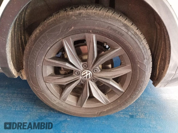 2024 Volkswagen Tiguan SE z VIN 3VV3B7AX0RM082514, wystawiony jako IAAI lot #42796136 z przebiegiem 27 247 mil mil oraz . Historia ofert i sprzedaży dostępna na DreamBid. Obrazek 12.