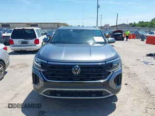 2024 Volkswagen Atlas SE z VIN 1V2JE2CA2RC217260, wystawiony jako IAAI lot #42178259 z przebiegiem 30 640 mil mil oraz . Historia ofert i sprzedaży dostępna na DreamBid. Obrazek 12.
