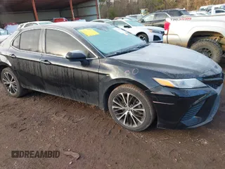 2020 Toyota Camry SE z VIN 4T1G11AK3LU945597, wystawiony jako IAAI lot #41292468 z przebiegiem 116 763 mil mil oraz . Historia ofert i sprzedaży dostępna na DreamBid. Obrazek 1.