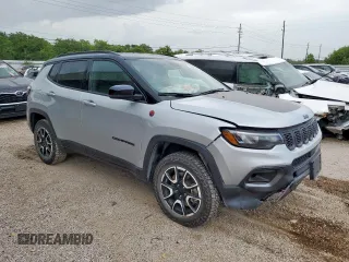 2024 Jeep Compass Trailhawk z VIN 3C4NJDDN7RT149862, wystawiony jako Copart lot #62734775 z przebiegiem 27 346 mil mil oraz Czysty tytuł • Clean title. Historia ofert i sprzedaży dostępna na DreamBid. Obrazek 4.