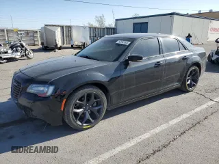 2021 Chrysler 300 S z VIN 2C3CCABG6MH554329, wystawiony jako Copart lot #52045545 z przebiegiem 77 377 mil mil oraz Szkoda całkowita • Salvage title. Historia ofert i sprzedaży dostępna na DreamBid. Obrazek 1.