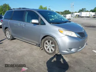 2012 Toyota Sienna XLE z VIN 5TDDK3DC6CS044409, wystawiony jako IAAI lot #42409389 z przebiegiem 231 567 mil mil oraz . Historia ofert i sprzedaży dostępna na DreamBid. Obrazek 1.