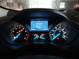 2014 Ford Escape SE with VIN 1FMCU0GX9EUB21853, listed as a IAAI auction lot 40313063 with 106,687 mi miles. Bid and sale history available at carsss.com. Image 15.