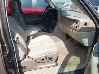 2003 Chevrolet Suburban LT с VIN 1GNEC16Z83J191651, выставлен на аукционе IAAI как лот 42309641 с пробегом Не указан миль и . История ставок и продаж доступна на DreamBid. Изображение 5.