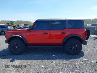 2022 Ford Bronco z VIN 1FMEE5DP3NLB42355, wystawiony jako IAAI lot #42084720 z przebiegiem 35 183 mil mil oraz . Historia ofert i sprzedaży dostępna na DreamBid. Obrazek 14.