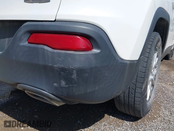 2015 Jeep Cherokee Latitude with VIN 1C4PJLCS3FW670254, listed as a IAAI auction lot 42060659 with 164,291 mi miles. Bid and sale history available at carsss.com. Image 21.
