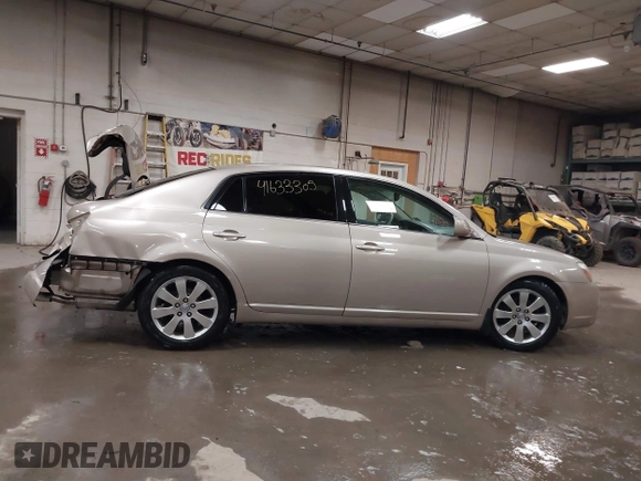 2007 Toyota Avalon XL z VIN 4T1BK36B17U232618, wystawiony jako IAAI lot #41633305 z przebiegiem 171 971 mil mil oraz . Historia ofert i sprzedaży dostępna na DreamBid. Obrazek 13.