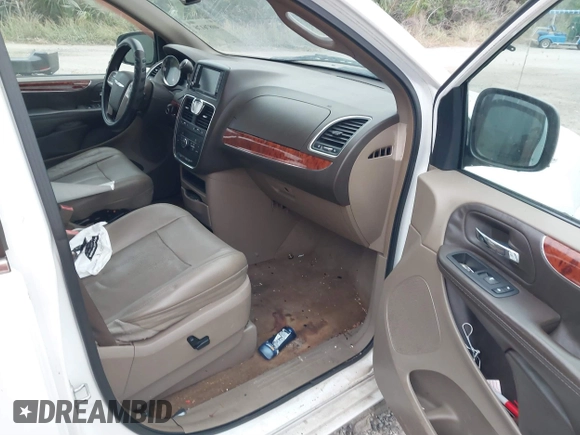 2014 Chrysler Town & Country Touring-L with VIN 2C4RC1CG7ER460427, listed as a IAAI auction lot 40876176 with 177,707 mi miles. Bid and sale history available at carsss.com. Image 5.