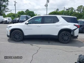 2022 Chevrolet Traverse RS z VIN 1GNEVJKW9NJ189416, wystawiony jako IAAI lot #42123689 z przebiegiem 52 102 mil mil oraz . Historia ofert i sprzedaży dostępna na DreamBid. Obrazek 14.