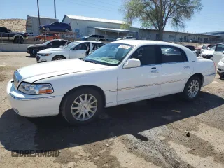 2006 Lincoln Town Car Signature z VIN 1LNHM81W76Y615885, wystawiony jako Copart lot #52606495 z przebiegiem 111 429 mil mil oraz Szkody całkowita. Historia ofert i sprzedaży dostępna na DreamBid. Obrazek 1.