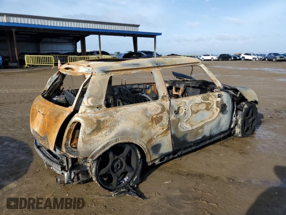 2006 MINI Hardtop z VIN WMWRC33556TJ75968, wystawiony jako Copart lot #85909104 z przebiegiem Nie podano mil oraz Nie do naprawy • Non repairable. Historia ofert i sprzedaży dostępna na DreamBid. Obrazek 3.