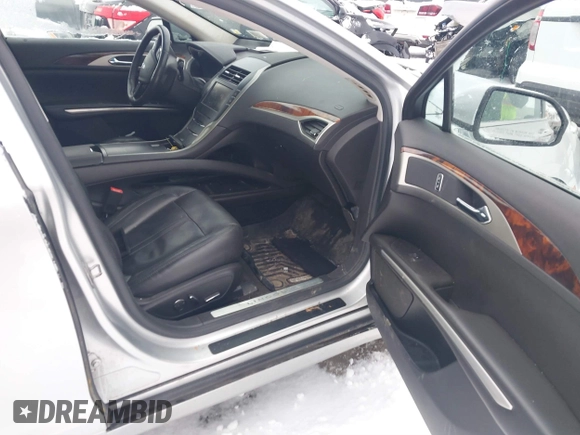2014 Lincoln MKZ z VIN 3LN6L2JK9ER813109, wystawiony jako IAAI lot #41444866 z przebiegiem 128 613 mil mil oraz . Historia ofert i sprzedaży dostępna na DreamBid. Obrazek 5.