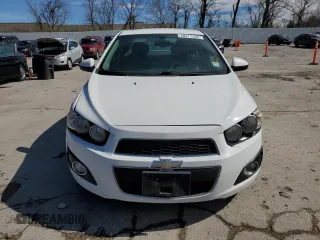 2014 Chevrolet Sonic LTZ z VIN 1G1JE5SB1E4212027, wystawiony jako Copart lot #50271495 z przebiegiem 197 857 mil mil oraz Czysty tytuł • Clean title. Historia ofert i sprzedaży dostępna na DreamBid. Obrazek 5.