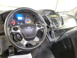 2019 Ford Transit z VIN 1FTYR3XM7KKA24824, wystawiony jako IAAI lot #42500762 z przebiegiem 75 307 mil mil oraz . Historia ofert i sprzedaży dostępna na DreamBid. Obrazek 52.