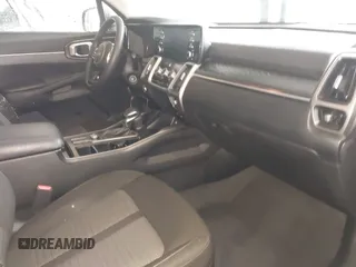 2022 Kia Sorento LX z VIN 5XYRG4LC9NG076804, wystawiony jako IAAI lot #42288908 z przebiegiem 56 750 mil mil oraz . Historia ofert i sprzedaży dostępna na DreamBid. Obrazek 5.