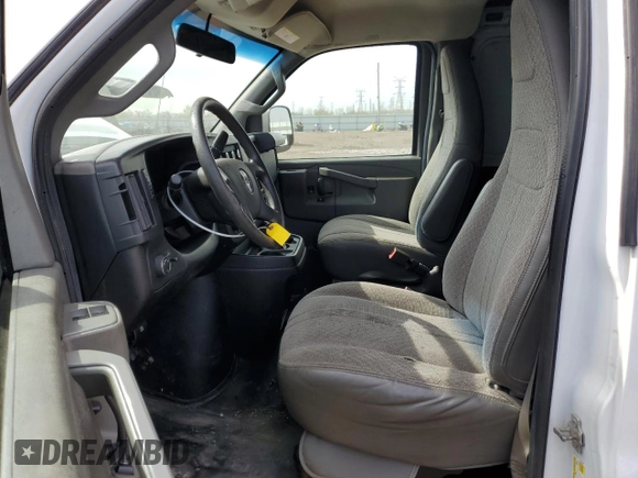 2017 GMC Savana Cargo z VIN 1GTW7AFF1H1159560, wystawiony jako Copart lot #54186255 z przebiegiem 96 988 mil mil oraz Szkoda całkowita • Salvage title. Historia ofert i sprzedaży dostępna na DreamBid. Obrazek 7.