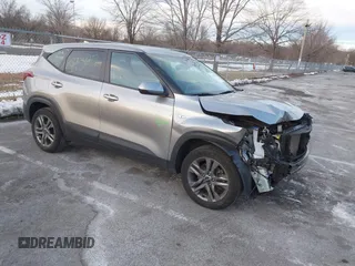 2023 Kia Seltos LX z VIN KNDEPCAA8P7430015, wystawiony jako IAAI lot #41280518 z przebiegiem 30 227 mil mil oraz . Historia ofert i sprzedaży dostępna na DreamBid. Obrazek 1.