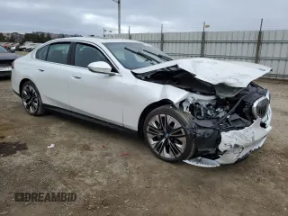 2024 BMW i5 eDrive40 z VIN WBY33FK09RCR63560, wystawiony jako Copart lot #72055444 z przebiegiem 2973 mil mil oraz Szkody całkowita. Historia ofert i sprzedaży dostępna na DreamBid. Obrazek 4.