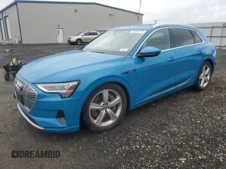 2019 Audi e-tron Premium Plus z VIN WA1LAAGE7KB013766, wystawiony jako Copart lot #57432775 z przebiegiem 18 657 mil mil oraz Szkoda całkowita • Salvage title. Historia ofert i sprzedaży dostępna na DreamBid. Obrazek 1.