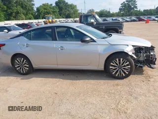 2025 Nissan Altima SV z VIN 1N4BL4DV6SN378171, wystawiony jako IAAI lot #42408449 z przebiegiem 5 405 mil mil oraz . Historia ofert i sprzedaży dostępna na DreamBid. Obrazek 14.