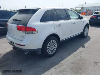 2011 Lincoln MKX with VIN 2LMDJ6JK4BBJ33136, listed as a IAAI auction lot 41824811 with 185,804 mi miles. Bid and sale history available at carsss.com. Image 4.
