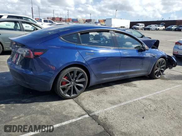 2018 Tesla Model 3 Long Range Battery z VIN 5YJ3E1EB4JF083983, wystawiony jako Copart lot #45250445 z przebiegiem 61 042 mil mil oraz Szkoda całkowita • Salvage title. Historia ofert i sprzedaży dostępna na DreamBid. Obrazek 3.