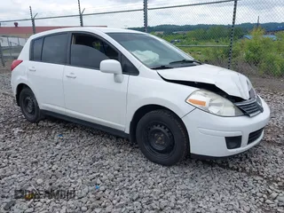 2009 Nissan Versa S z VIN 3N1BC13E19L442205, wystawiony jako IAAI lot #42446103 z przebiegiem 125 011 mil mil oraz . Historia ofert i sprzedaży dostępna na DreamBid. Obrazek 1.