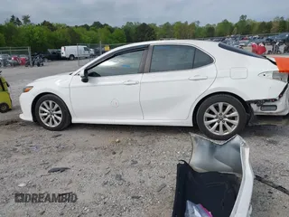 2018 Toyota Camry LE z VIN 4T1B11HK2JU096477, wystawiony jako IAAI lot #42043367 z przebiegiem 116 915 mil mil oraz . Historia ofert i sprzedaży dostępna na DreamBid. Obrazek 15.