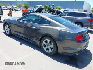 2018 Ford Mustang EcoBoost z VIN 1FA6P8TH1J5145175, wystawiony jako IAAI lot #42268107 z przebiegiem 97 211 mil mil oraz . Historia ofert i sprzedaży dostępna na DreamBid. Obrazek 3.