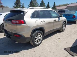 2014 Jeep Cherokee Latitude z VIN 1C4PJMCS3EW197492, wystawiony jako IAAI lot #42216470 z przebiegiem 125 156 mil mil oraz . Historia ofert i sprzedaży dostępna na DreamBid. Obrazek 4.