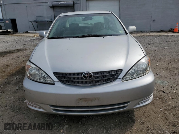 2004 Toyota Camry LE z VIN 4T1BE32K14U844858, wystawiony jako Copart lot #57564715 z przebiegiem 242 775 mil mil oraz Czysty tytuł • Clean title. Historia ofert i sprzedaży dostępna na DreamBid. Obrazek 5.