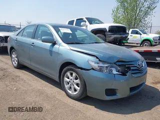2011 Toyota Camry LE z VIN 4T4BF3EK3BR128796, wystawiony jako IAAI lot #42232144 z przebiegiem 127 823 mil mil oraz . Historia ofert i sprzedaży dostępna na DreamBid. Obrazek 1.
