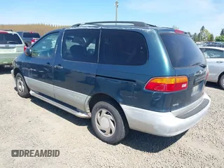 1998 Toyota Sienna LE with VIN 4T3ZF13CXWU023663, listed as a IAAI auction lot 42011727 with 214,972 mi miles. Bid and sale history available at carsss.com. Image 3.